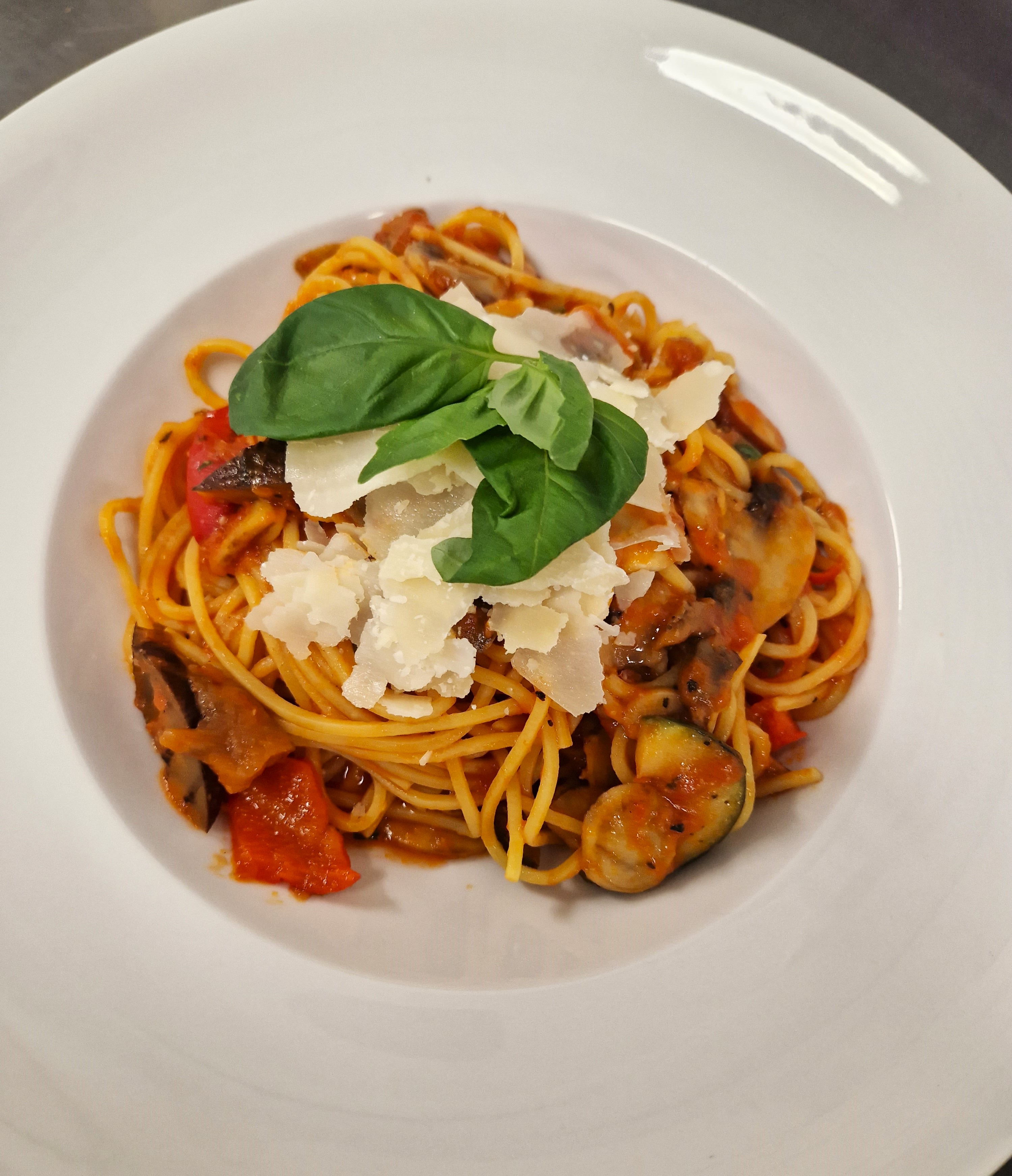 Grillade grönsaker i tomatsås